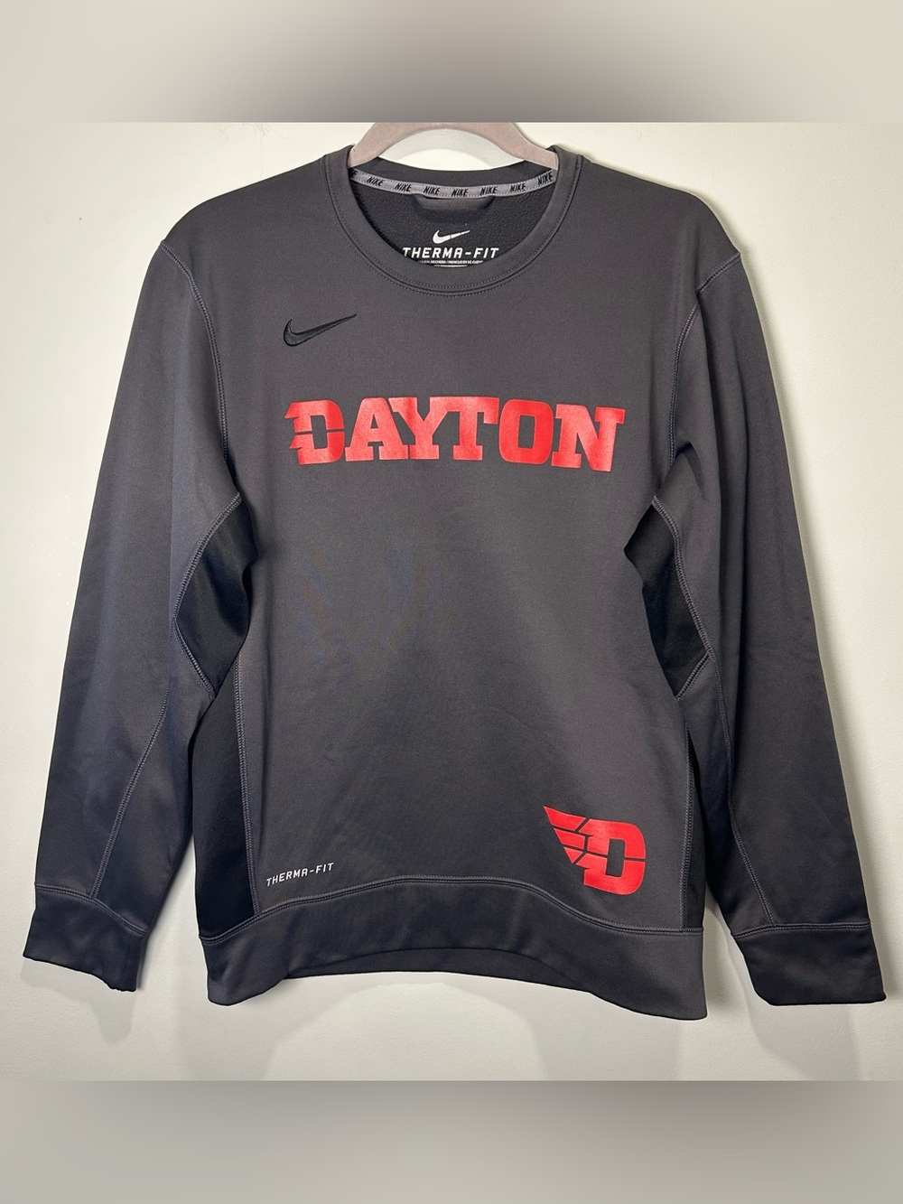 Nike Menโs Therma-Fit Dayton Flyers Crewneck Pullover Sweatshirt Gray & Red S